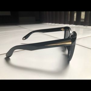 Givenchy sunglasses no scratches